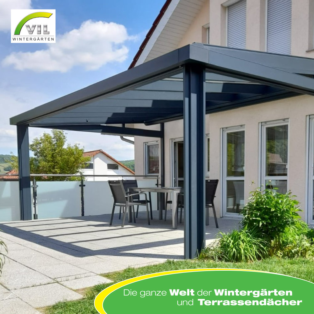 Die Magie des Sommers unter Terrassendach und im Garten