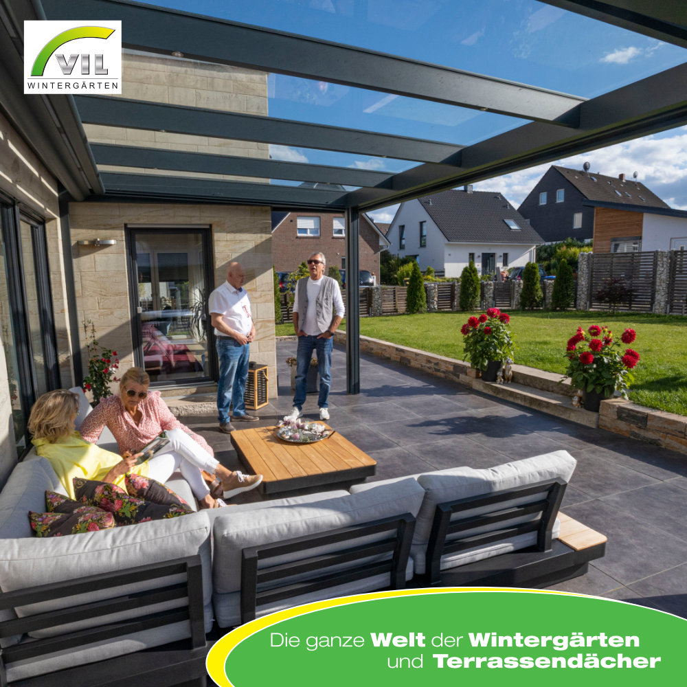 Die Magie des Sommers unter Terrassendach und im Garten