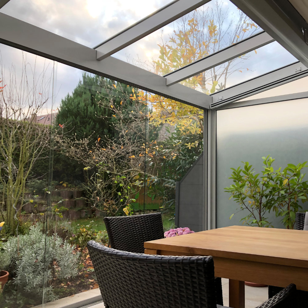 Stilvoller Wohnraum im Sommer – Terrassendächer der VIL